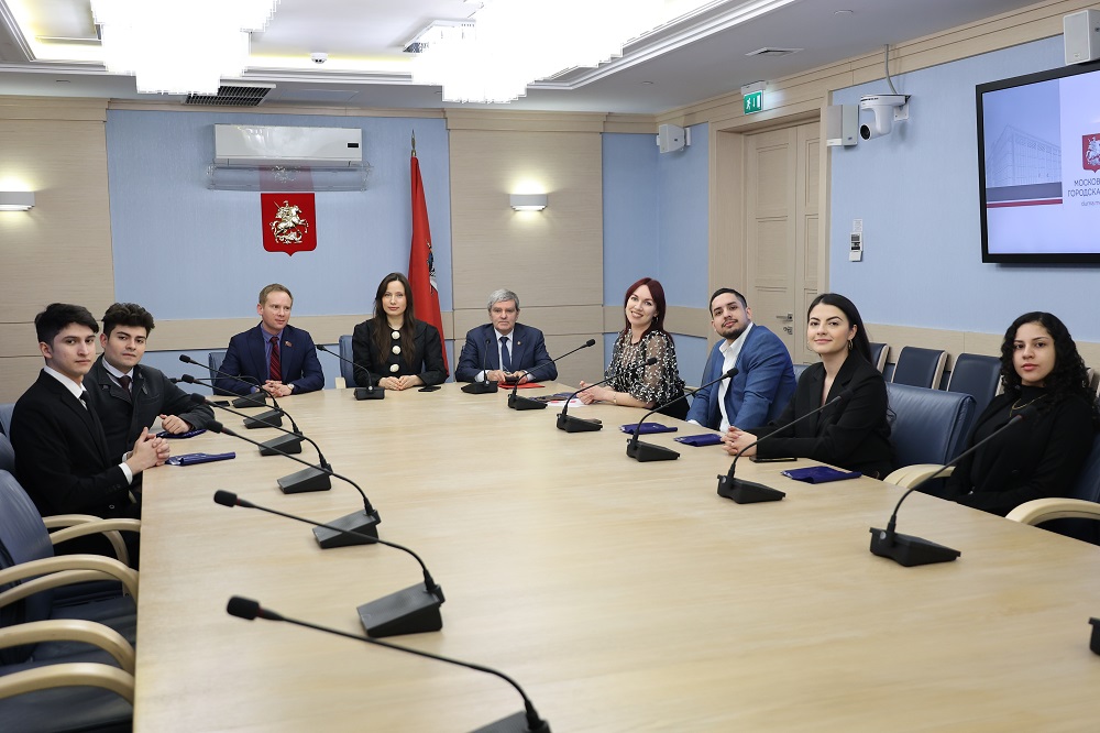 Estudiantes colombianos visitan la Duma de Moscú