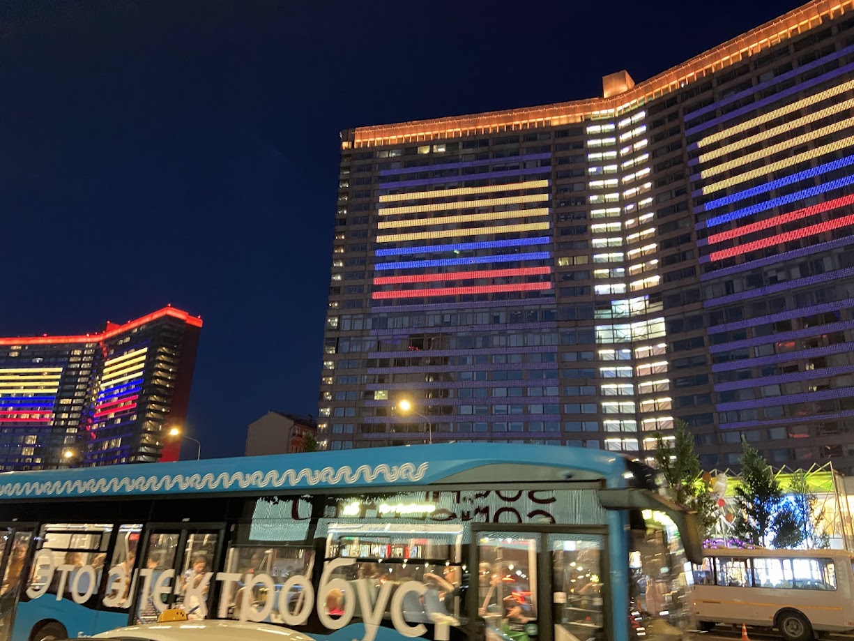 Edificio de la calle Nueva Arbat en Moscú ilumnado con los colores de la bandera de Colombia