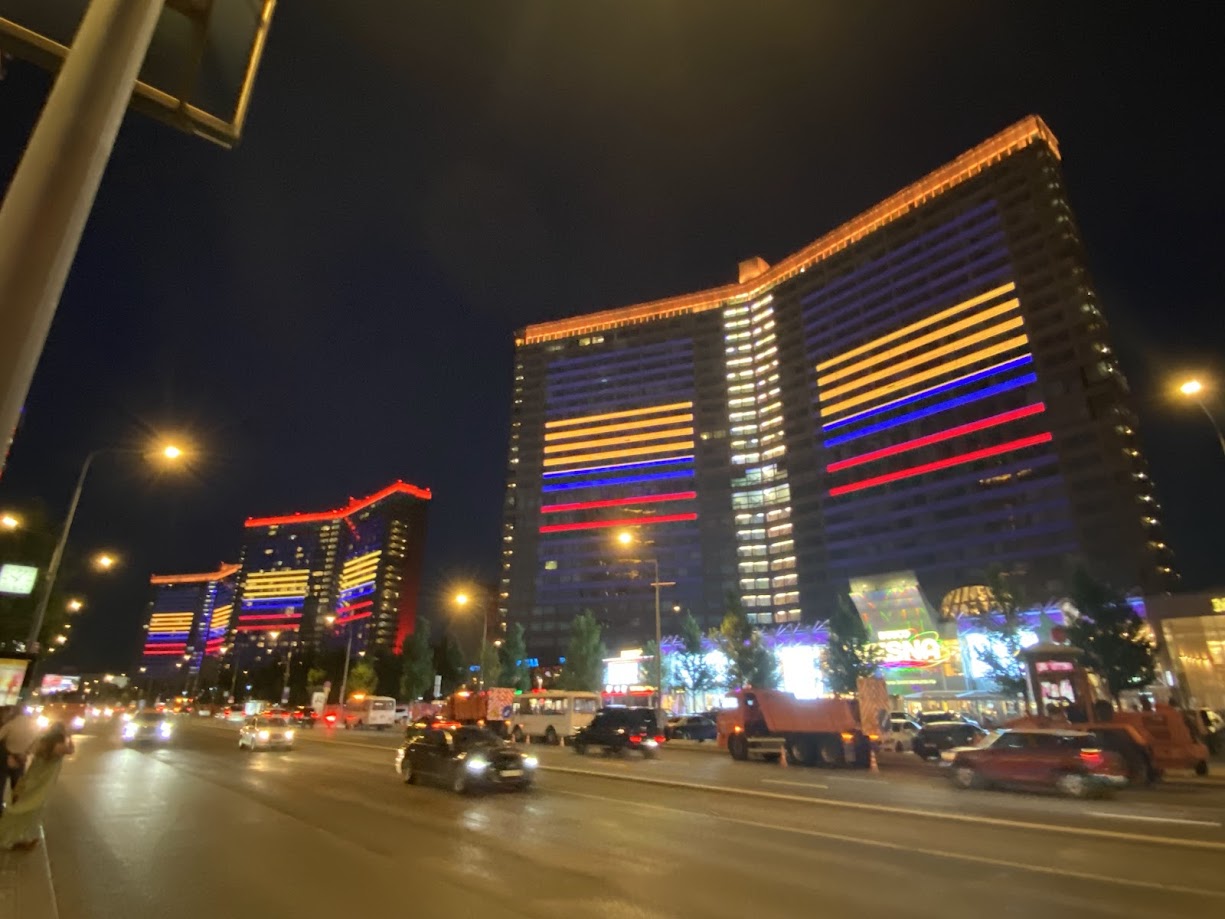 Edificio de la calle Nueva Arbat en Moscú ilumnado con los colores de la bandera de Colombia