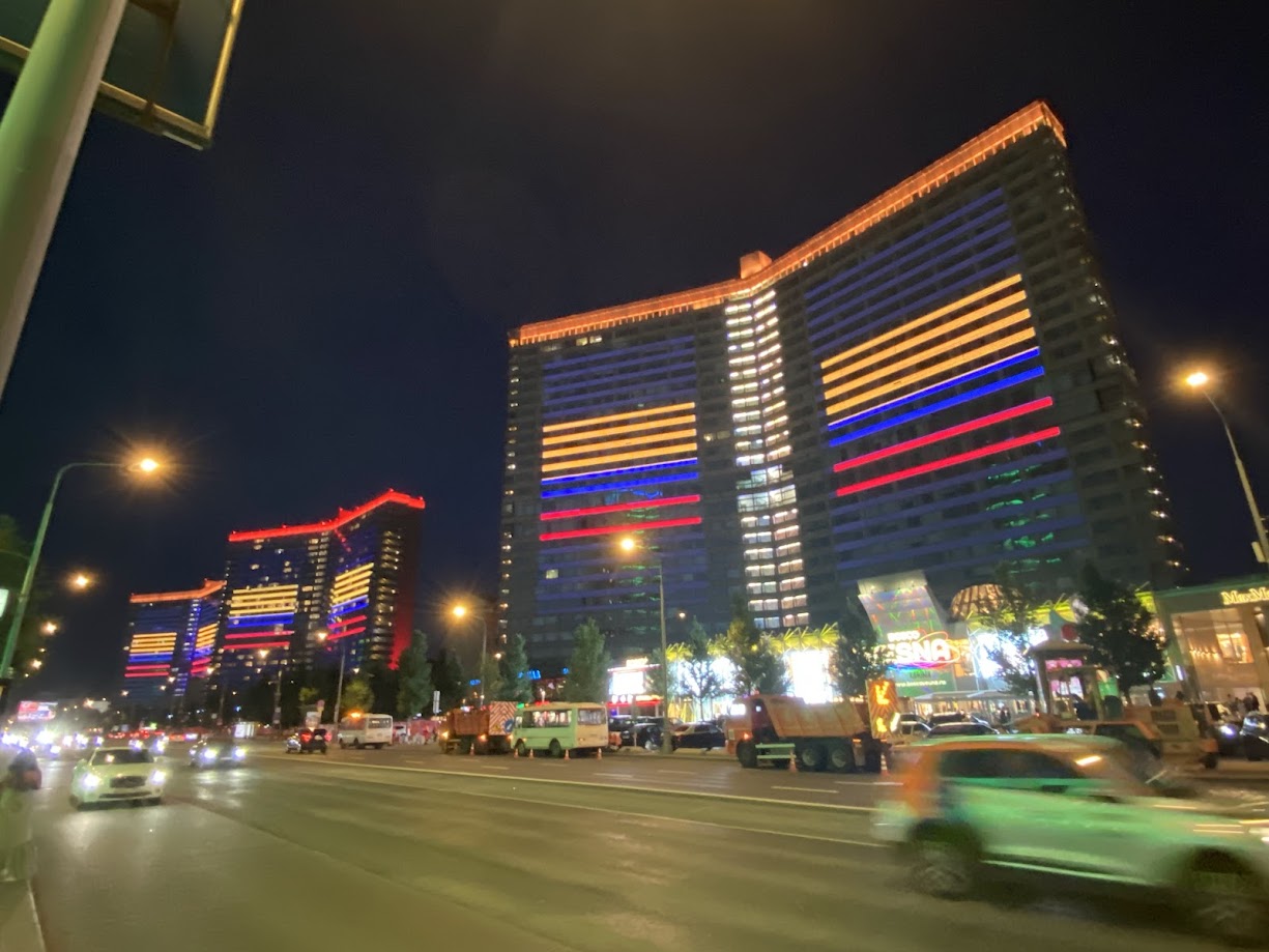 Edificio de la calle Nueva Arbat en Moscú ilumnado con los colores de la bandera de Colombia