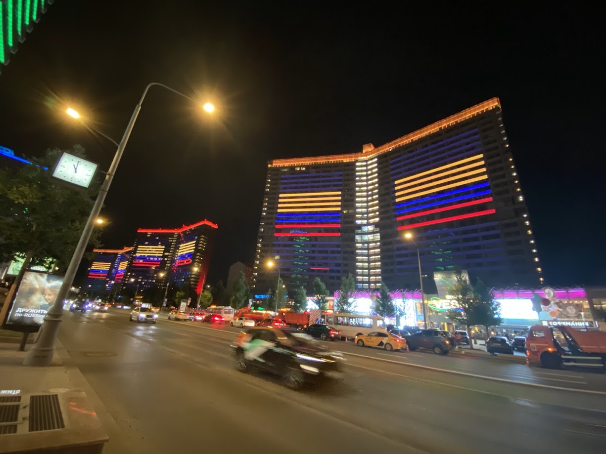 Edificio de la calle Nueva Arbat en Moscú ilumnado con los colores de la bandera de Colombia