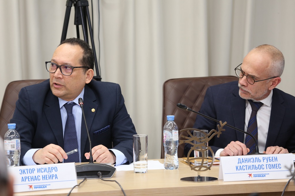 Embajador de Colombia en Rusia participa en mesa redonda del Club ECUMENE sobre turismo sostenible en América Latina