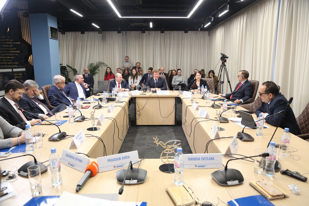 Embajador de Colombia en Rusia participa en mesa redonda del Club ECUMENE sobre turismo sostenible en América Latina