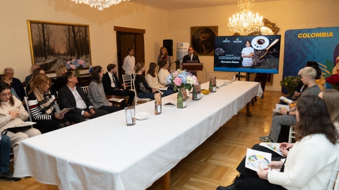 Embajador Héctor Arenas Neira dando la bienvenida a los participantes del taller de cacao y café. Foto: Embajada de Colombia en Rusia