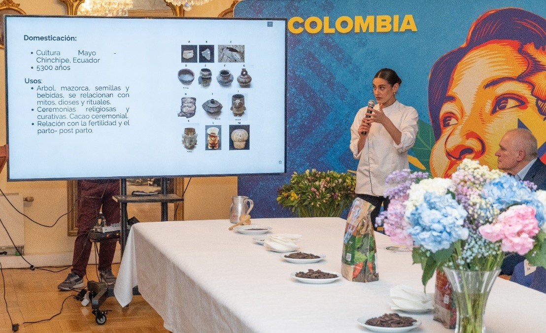 La chef Luciana Calle se refiere a los usos tradicionales, las preparaciones y los procesos del cacao a lo largo de la historia. Foto: Embajada de Colombia en Rusia