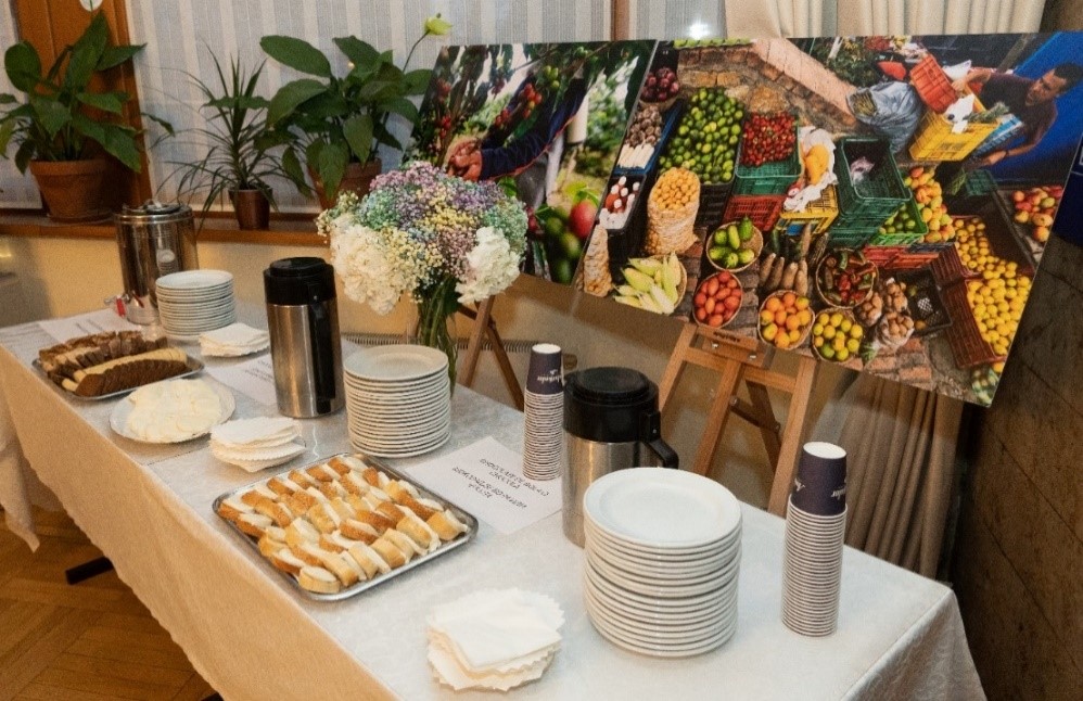 Degustación del chocolate tradicional de Tumaco preparado con leche de coco, el chocolate parviao tradicional de Antioquia y el Eje cafetero y el chocolate de bola. Foto: Embajada de Colombia en Rusia