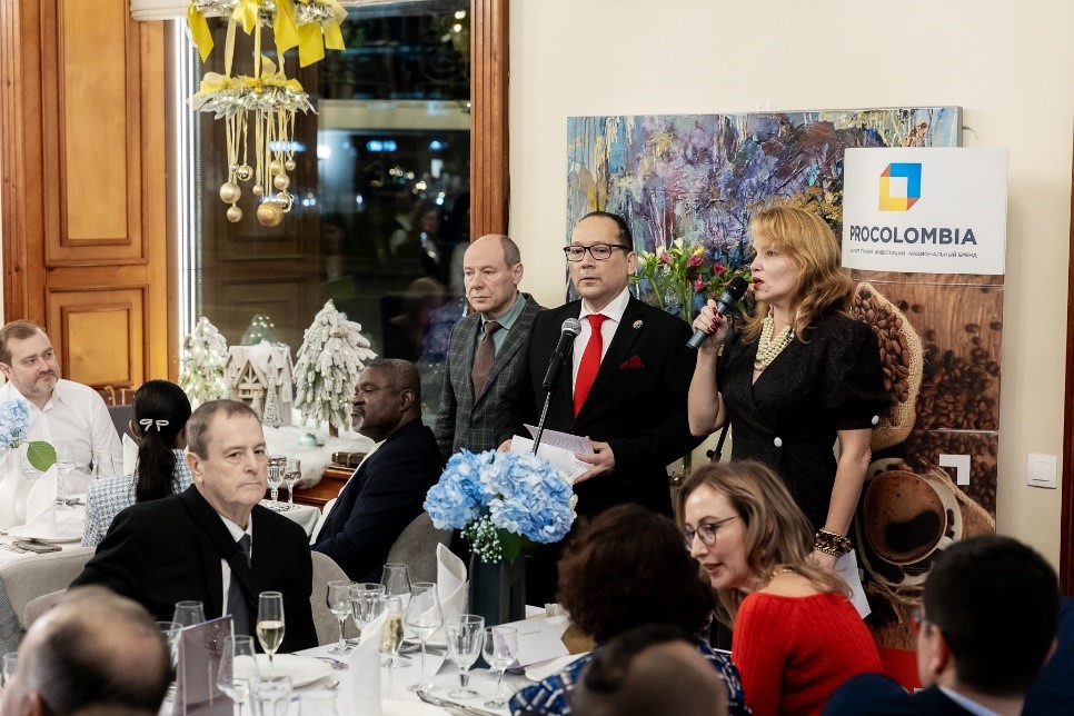 Embajador Héctor Arenas Neira inaugurando la cena “Sabores del Pacifico colombiano” en el restaurante moscovita Senpolia. Foto: cortesía del Centro Internacional de vino y gastronomía
