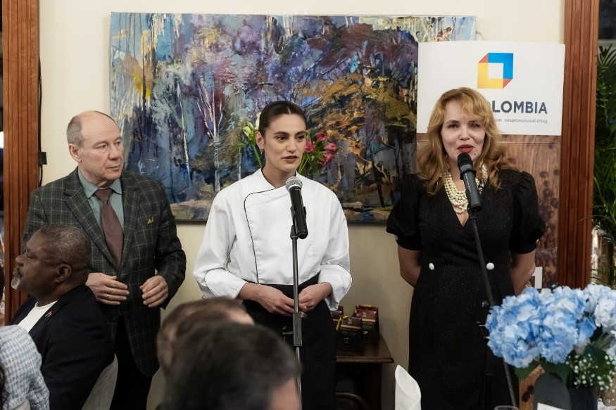 Luciana Calle presenta los platos. En la foto acompañada por el Presidente del Centro Internacional de vino y gastronomía Leonid Gelibterman.  Foto: cortesía del Centro Internacional de vino y gastronomía