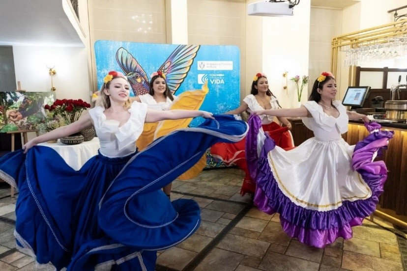Bailes colombianos interpretados por el grupo estudiantil Mi gente мира. Foto: cortesía del Centro Internacional de vino y gastronomía