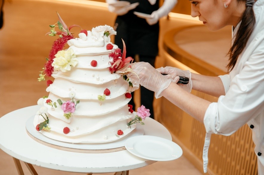 Luciana Calle presenta la torta de linaza, nueces y frutos del bosque. Foto: cortesía del Centro Internacional de vino y gastronomía