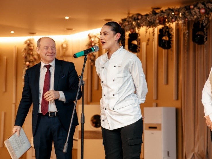 La chef colombiana Luciana Calle presenta el plato “Cerdo hornado de los Andes nariñenses”. Foto: cortesía del Centro Internacional de vino y gastronomía