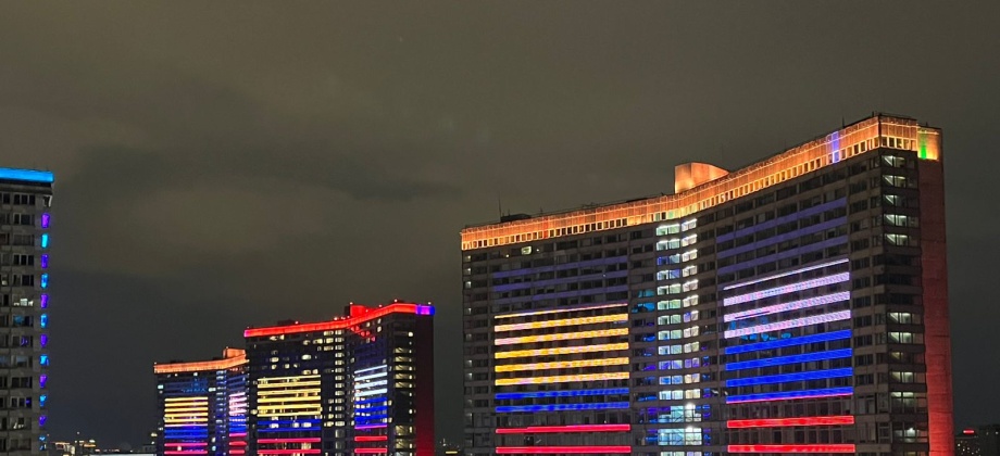 El 20 de Julio los edificios de la calle Novy Arbat de Moscú se iluminaron con los colores de Colombia y de Rusia