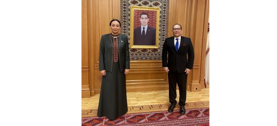 El Embajador Héctor Arenas hizo entrega a la presidente del Parlamento de la República de Turkmenistán de sus Cartas Credenciales como embajador no residente de Colombia