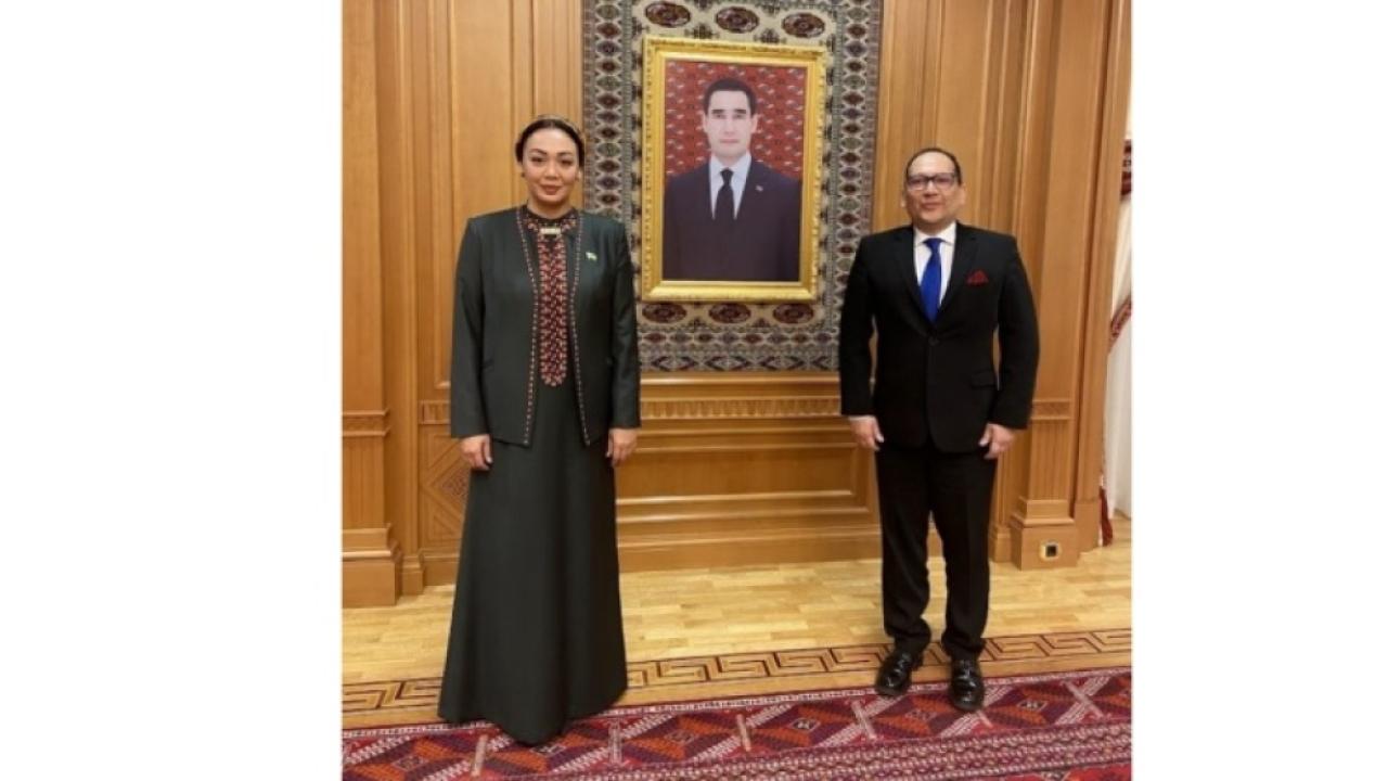 El Embajador Héctor Arenas hizo entrega a la presidente del Parlamento de la República de Turkmenistán de sus Cartas Credenciales como embajador no residente de Colombia