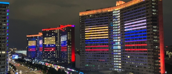 El 20 de Julio los edificios de la calle Novy Arbat de Moscú se iluminaron con los colores de Colombia y de Rusia