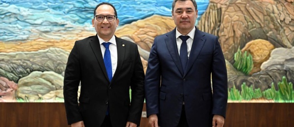 El Embajador Héctor Arenas hizo entrega al Presidente de la República Kirguisa de sus cartas credenciales como embajador no residente 