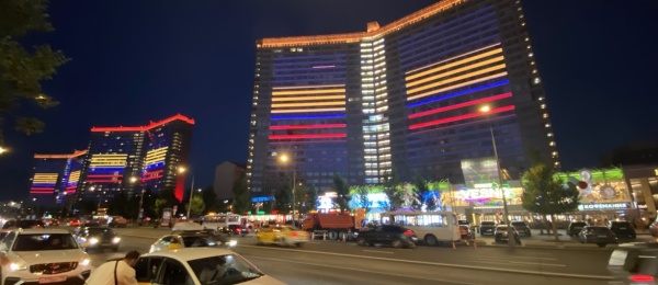 Edificio de la calle Nueva Arbat en Moscú ilumnado con los colores de la bandera de Colombia