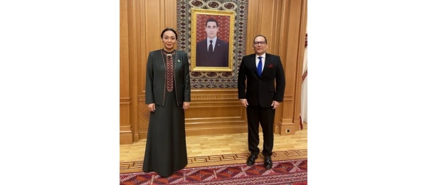 El Embajador Héctor Arenas hizo entrega a la presidente del Parlamento de la República de Turkmenistán de sus Cartas Credenciales como embajador no residente de Colombia