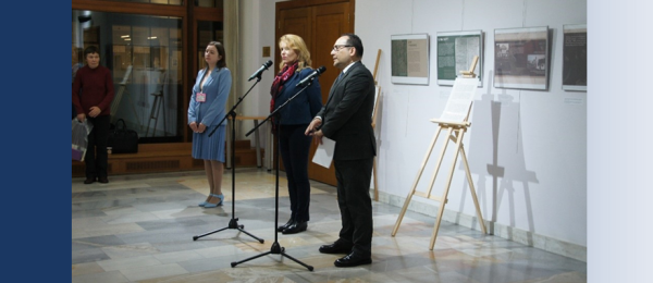 El Embajador de Colombia en Rusia, Héctor Arenas Neira, inaugura la exposición en la Biblioteca de Literatura Extranjera. Foto: Biblioteca de Literatura Extranjera.